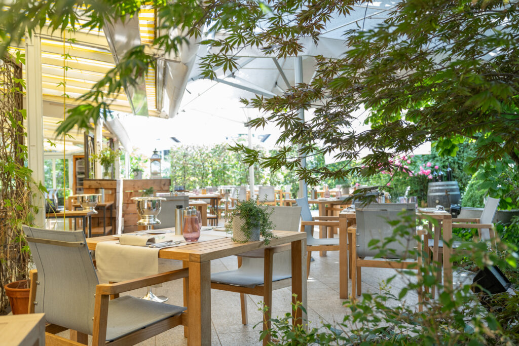 Landhotel Hirschen, Erlinsbach: Garden restaurant