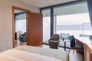 Hotel Belvoir, Rueschlikon: family room with connecting door and lake view