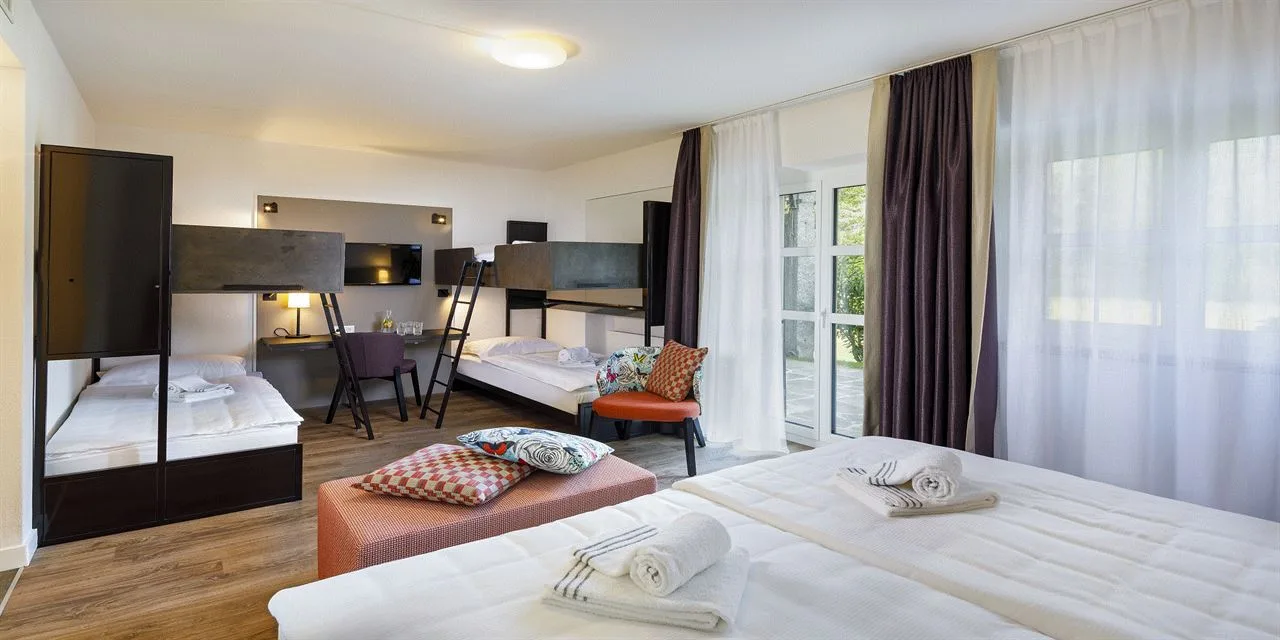 Hotel Bellinzona Sud, Bellinzona: Familienzimmer mit King Bett und 2 Etagenbetten 