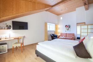 Hotel Schweizerhaus, Maloja: Quality twin bedded room