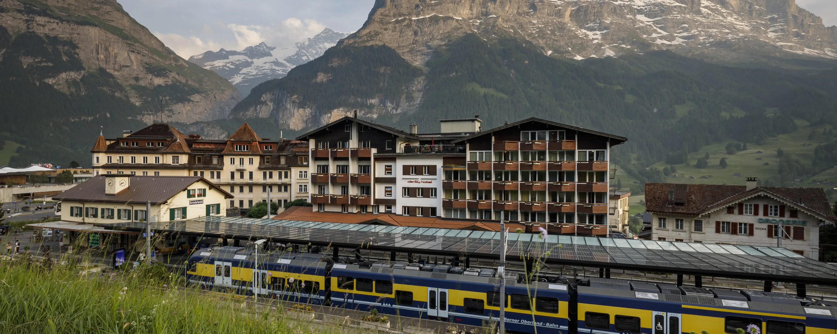Hotel Derby, Grindelwald: Aussenansicht Sommer