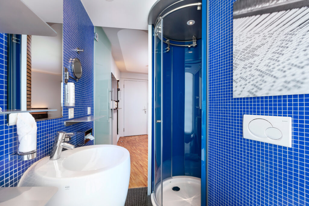 Hotel Sedartis, Thalwil: Club King Room mit Terrasse - Badezimmer
