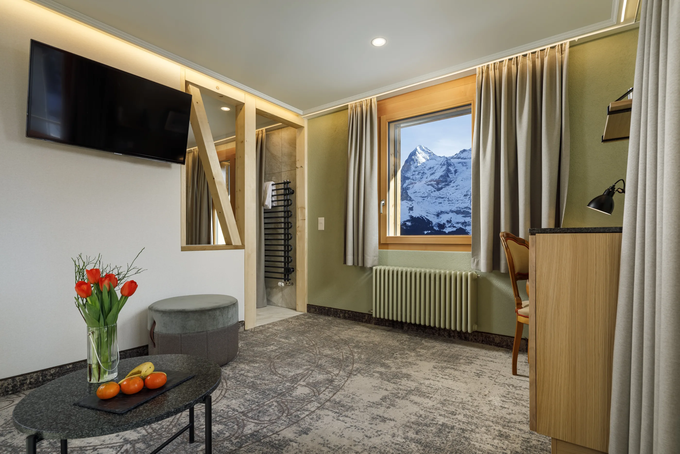 Hotel Eiger, Mürren: Corner Junior Suite mit Balkon und Eiger Bergblick