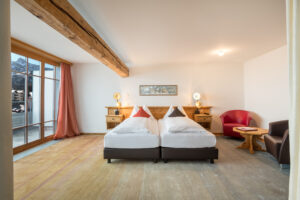 Hotel Schweizerhaus, Maloja: Junior Suite with mountain and lake view