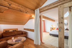 Hotel Schweizerhaus, Maloja: Junior Suite with mountain and lake view