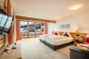 Hotel Schweizerhaus, Maloja: Junior Suite mit Berg- und Seesicht