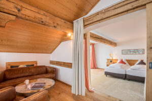 Hotel Schweizerhaus, Maloja: Junior Suite with mountain and lake view