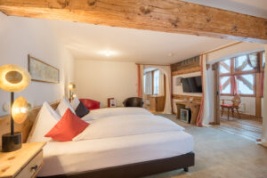 Hotel Schweizerhaus, Maloja: Junior Suite with mountain and lake view