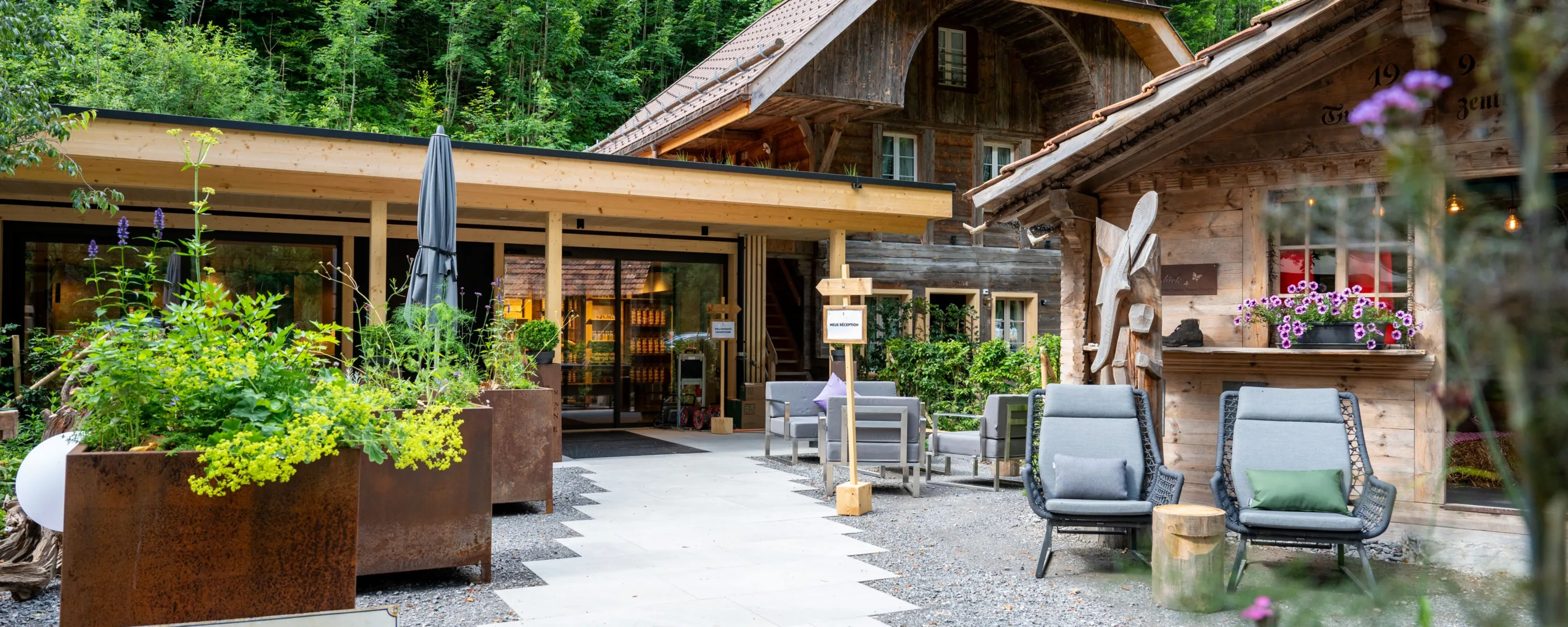 Hotel Kemmeriboden-Bad, Schangnau: Aussenansicht Herbst