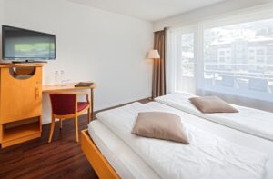 Hotel Seerausch, Beckenried: Panorama Twin Bedded Room - Mountain View