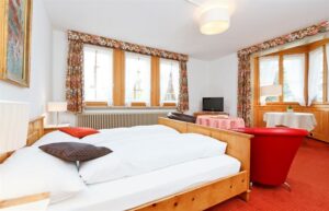 Hotel Schweizerhaus, Maloja: Family Room with 2 bedrooms and mountain view