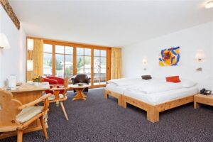 Hotel Schweizerhaus, Maloja: Family Room with 2 bedrooms and mountain view