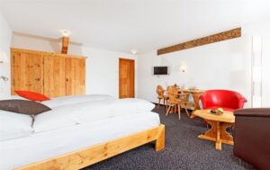 Hotel Schweizerhaus, Maloja: Family Room with 2 bedrooms and mountain view