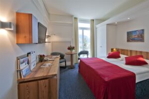 Hotel Schweizerhof, St. Moritz: Standard Doppelzimmer mit Seeblick „Piz Rosatsch“