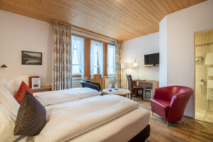 Hotel Schweizerhaus, Maloja: Double room with mountainview