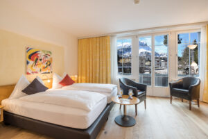 Hotel Schweizerhaus, Maloja: Double room with mountainview