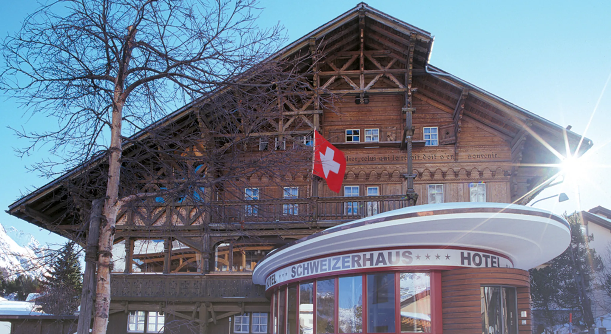 马洛亚 Schweizerhaus 酒店：夏季外景