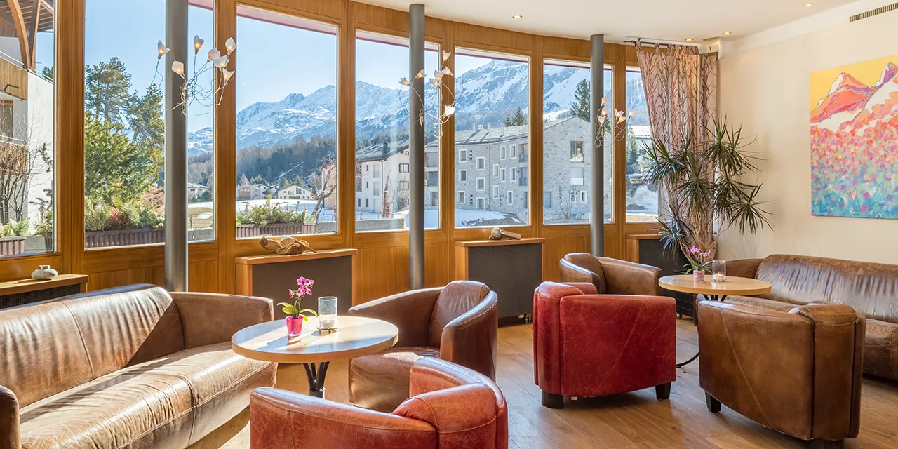 Hotel Schweizerhaus, Maloja: Junior Suite with mountain and lake view