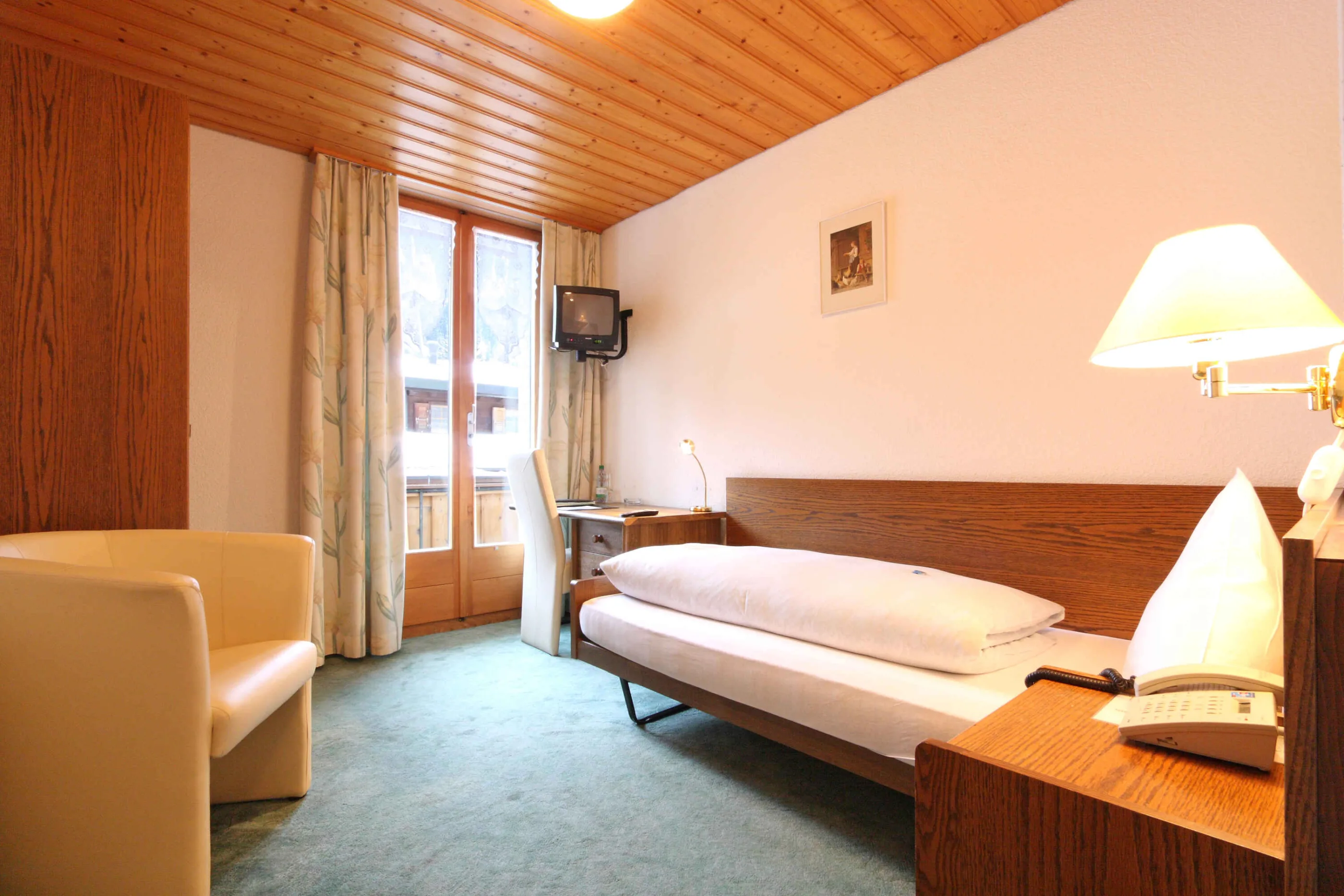 Hotel Bernerhof, Kandersteg: Standard single room with mountain view