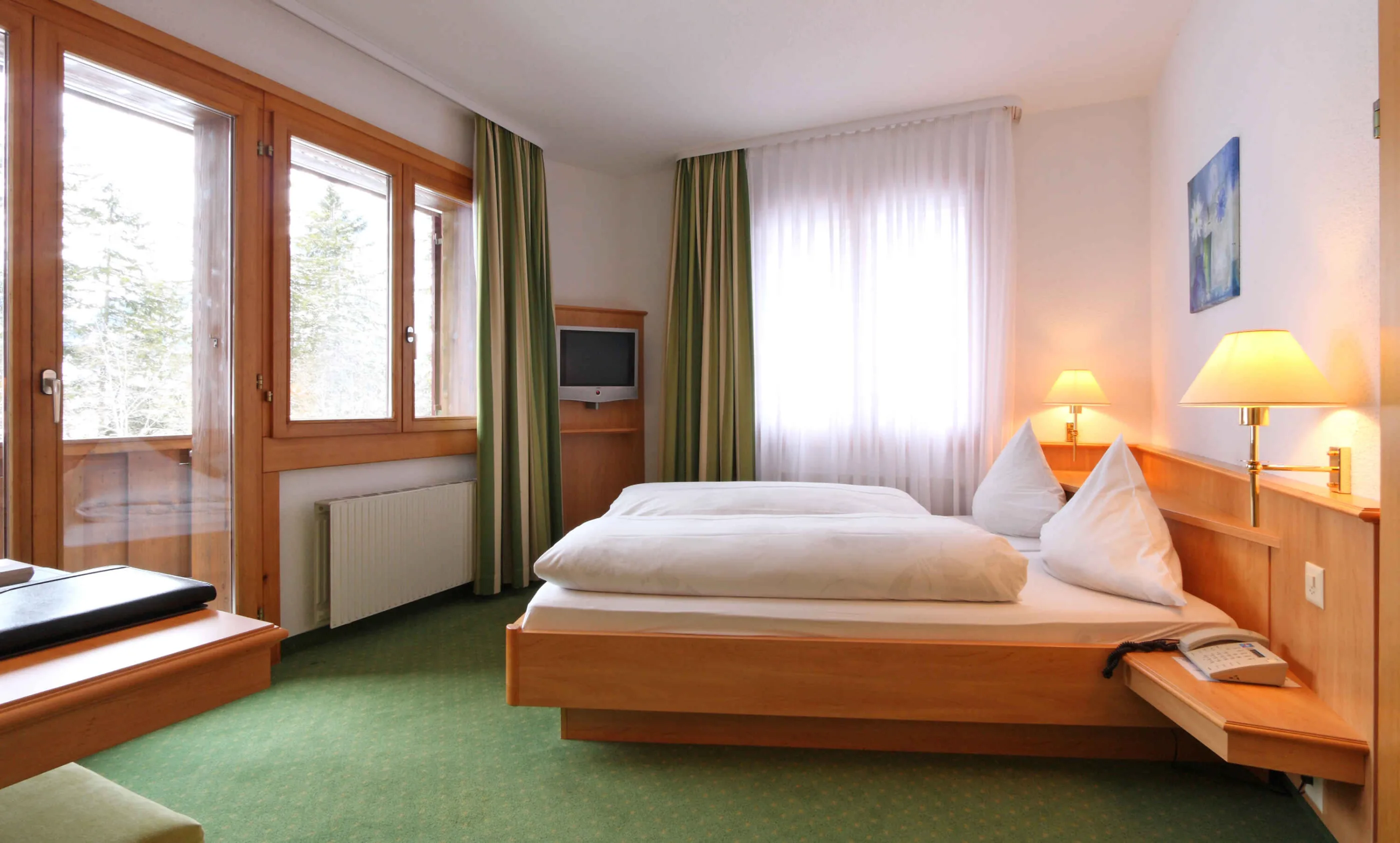 Hotel Bernerhof, Kandersteg: Standard twin room - mountain view