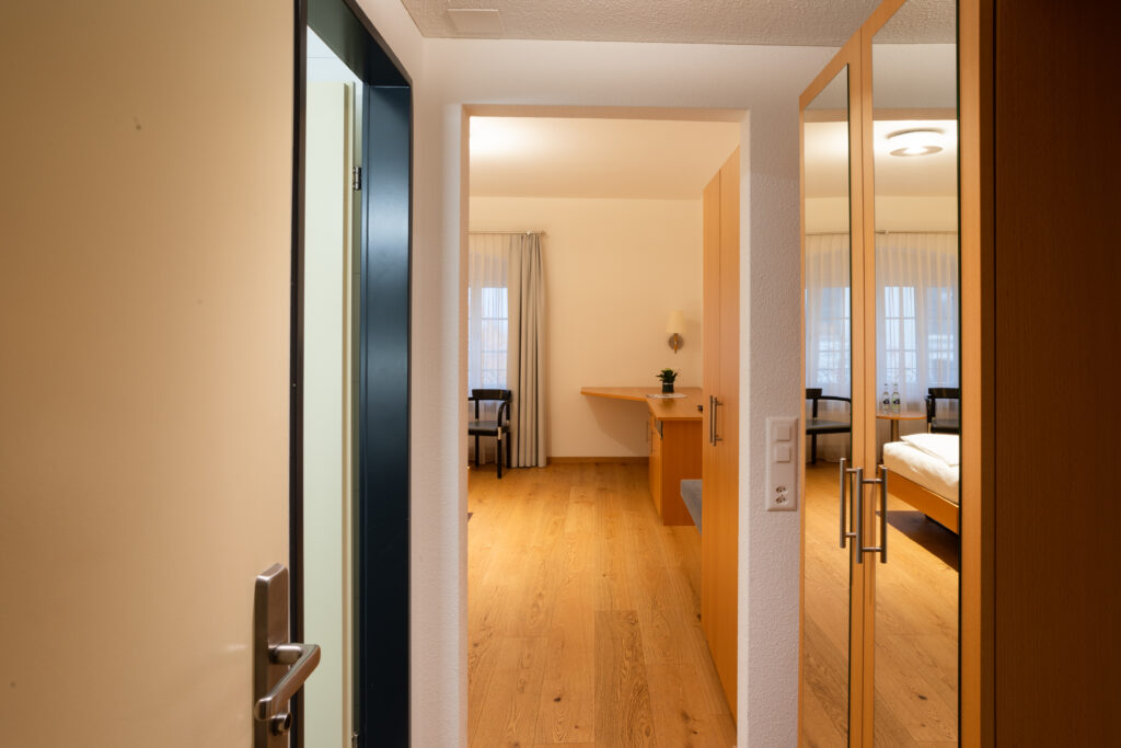 Hôtel Wysses Rössli, Schwyz : chambre double avec deux matelas séparés 