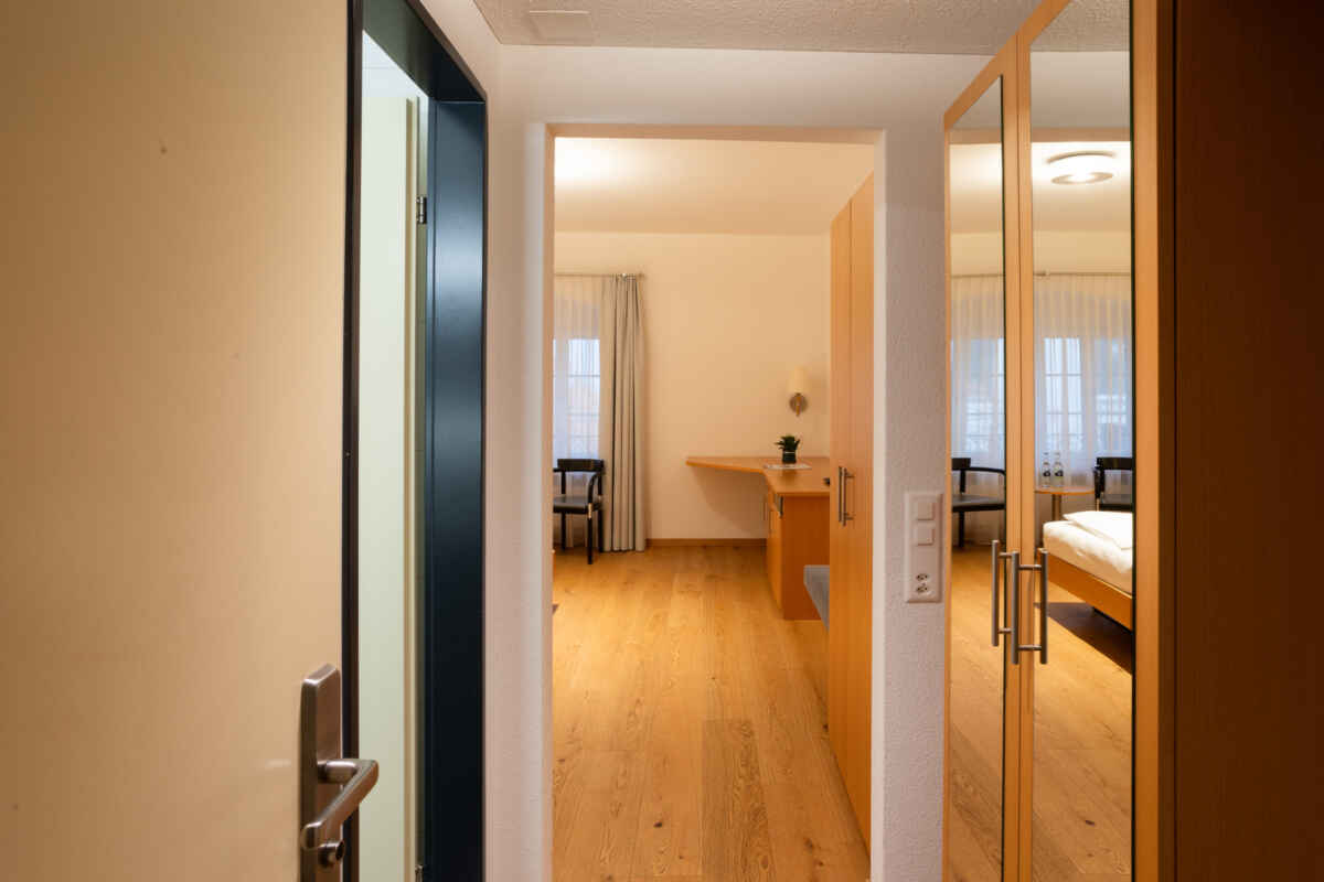 Hotel Wysses Rössli, Schwyz: Doppelzimmer mit zwei getrennten Matratzen 