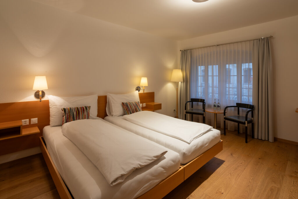 Hôtel Wysses Rössli, Schwyz : chambre double avec deux matelas séparés 