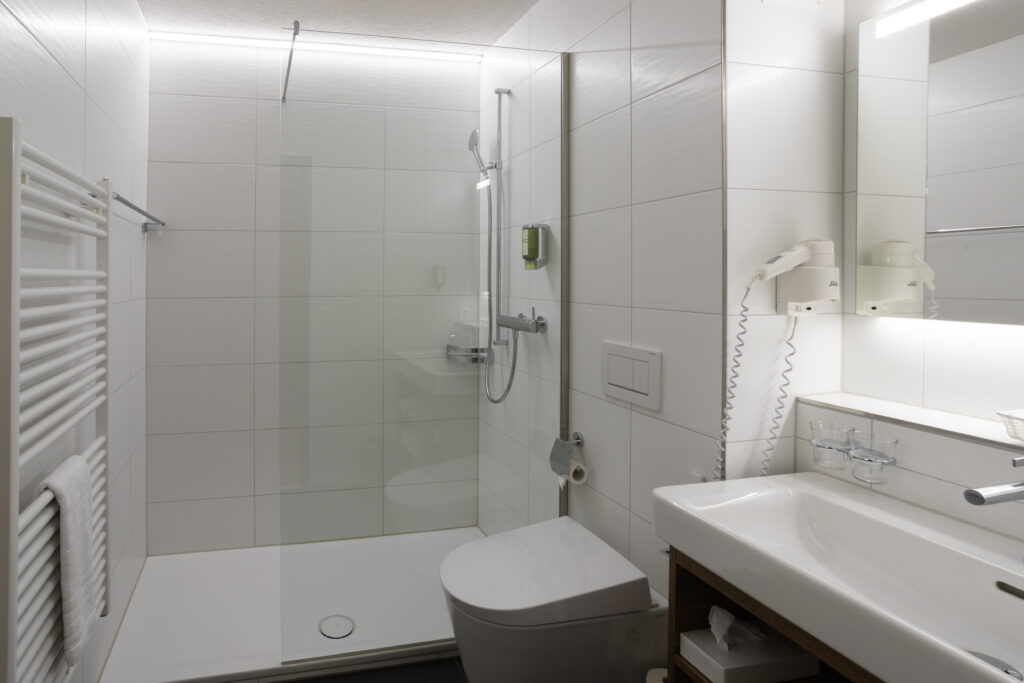 Hôtel Wysses Rössli, Schwyz : chambre de luxe avec lit king size 