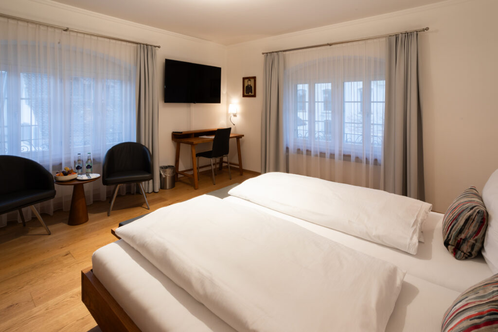 Hôtel Wysses Rössli, Schwyz : chambre de luxe avec lit king size 