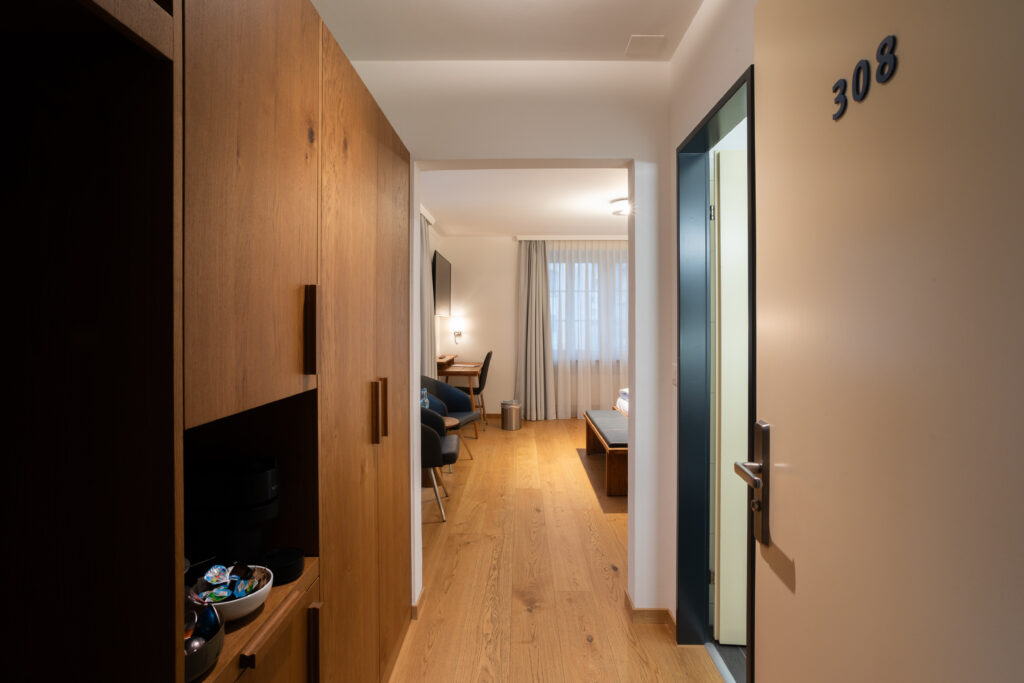 Hôtel Wysses Rössli, Schwyz : chambre double de luxe avec lit king size et balcon
