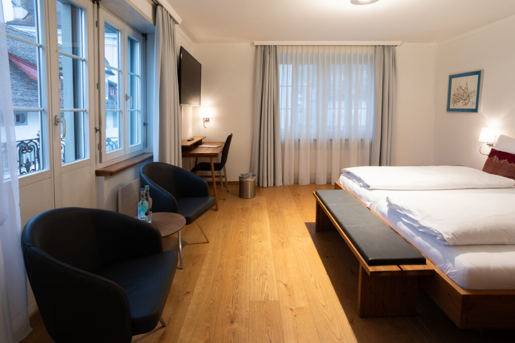 Hôtel Wysses Rössli, Schwyz : chambre double de luxe avec lit king size et balcon