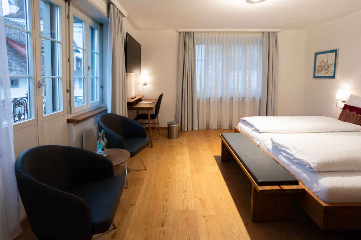 Hotel Wysses Rössli, Schwyz: Deluxe Doppelzimmer mit King Size Bett und Balkon