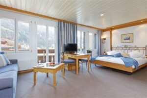 Hotel Derby, Grindelwald: DOPPELZIMMER „Comfort Plus“ mit separater Sofaecke und Balkon