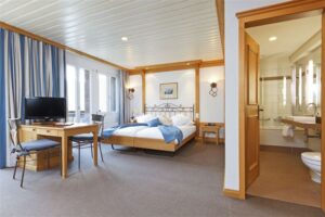 Hotel Derby, Grindelwald: DOPPELZIMMER „Comfort Plus“ mit separater Sofaecke und Balkon