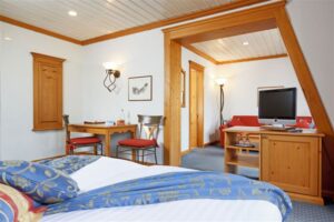 Hotel Derby, Grindelwald: DOPPELZIMMER „Comfort Plus“ mit separater Sofaecke und Balkon