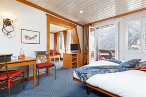 Hotel Derby, Grindelwald: DOPPELZIMMER „Comfort Plus“ mit separater Sofaecke und Balkon