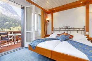 Hotel Derby, Grindelwald: DOPPELZIMMER „Comfort Plus“ mit separater Sofaecke und Balkon