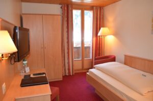 Hotel Bernerhof, Kandersteg: standard single room with mountain view