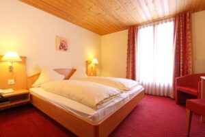 Hotel Bernerhof, Kandersteg: standard twin room - mountain view