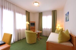 Hotel Bernerhof, Kandersteg: suite with one bedroom - mountain view