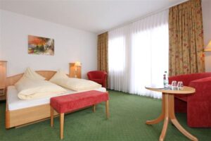 Hotel Bernerhof, Kandersteg: superior twin room - mountain view