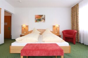 Hotel Bernerhof, Kandersteg: superior twin room - mountain view