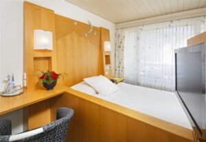 Hotel Stella, Interlaken: Einfaches Zimmer mit kleinem Doppelbett