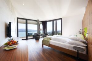 Hotel Belvoir, Rueschlikon: panorama club junior suite with whirlpool and lake view