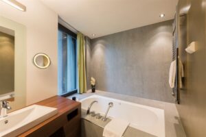 Hotel Belvoir, Rueschlikon: panorama club junior suite with whirlpool and lake view