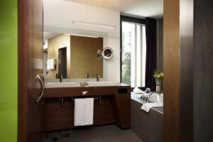 Hotel Belvoir, Rueschlikon: panorama club junior suite with whirlpool and lake view