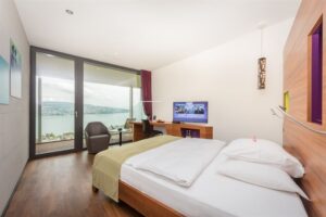 Hotel Belvoir, Rueschlikon: panorama club room with lake view