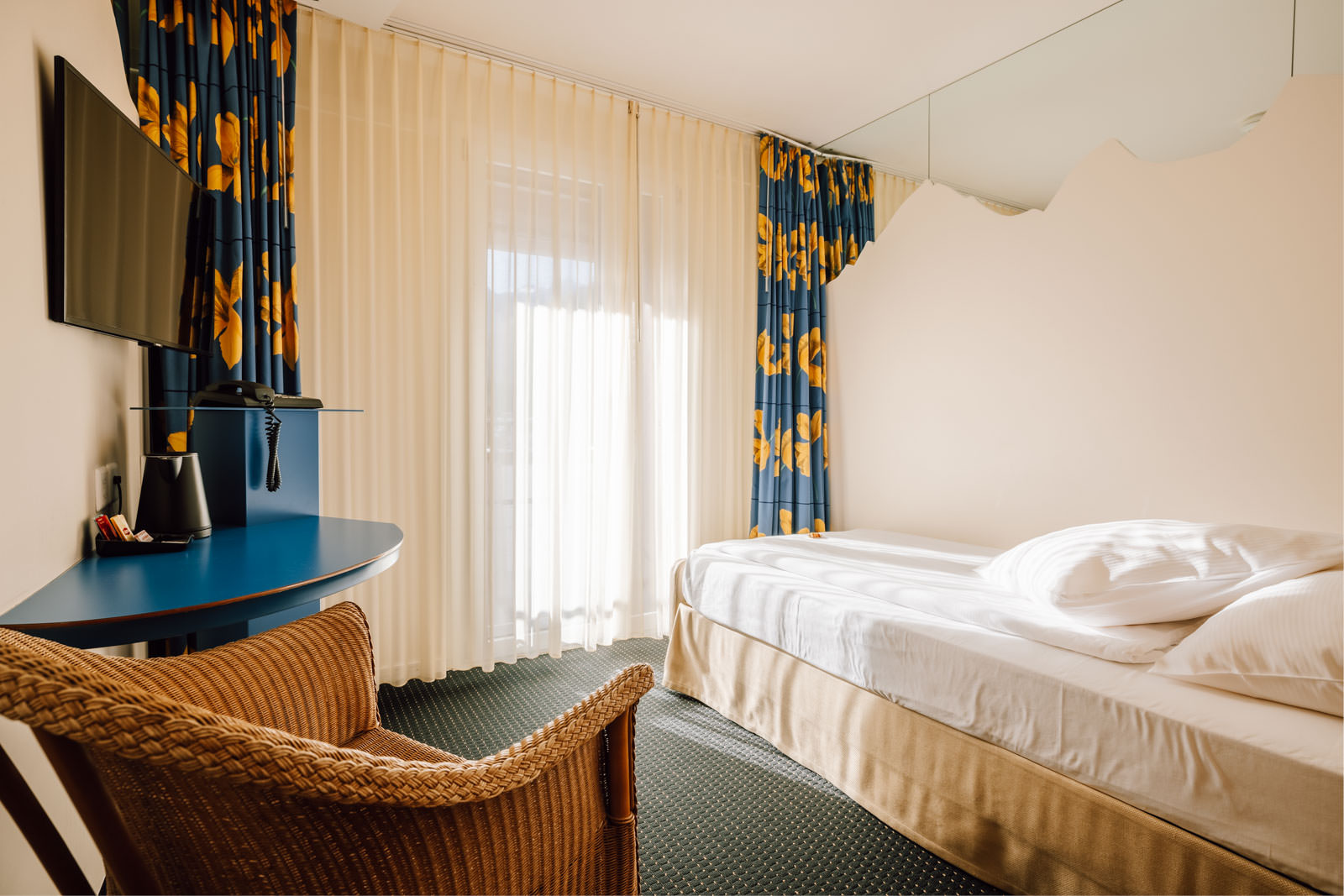 Hotel Stella, Interlaken: camera semplice con un piccolo letto matrimoniale