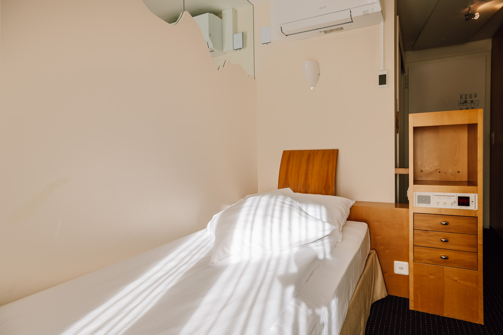 Hotel Stella, Interlaken: camera semplice con un piccolo letto matrimoniale