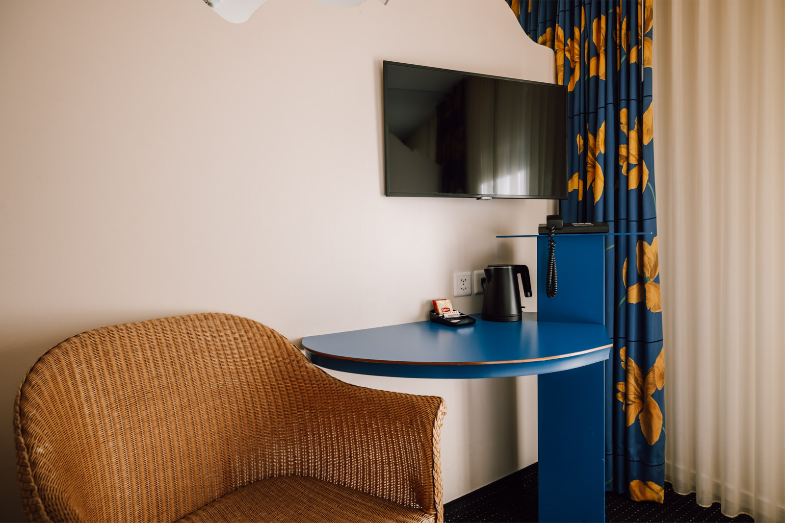 Hotel Stella, Interlaken: camera semplice con un piccolo letto matrimoniale